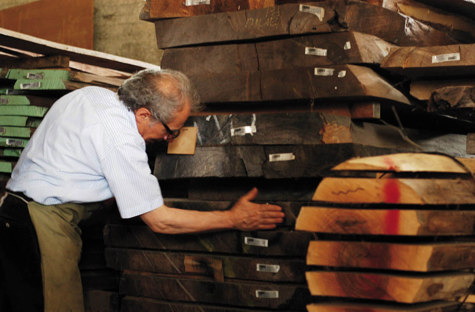 L'artista Giuseppe Rivadossi tra le tavole di legno del suo atelier